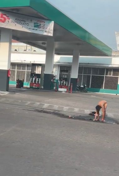 Vídeo: Hombre toma una "ducha" en plena vía pública