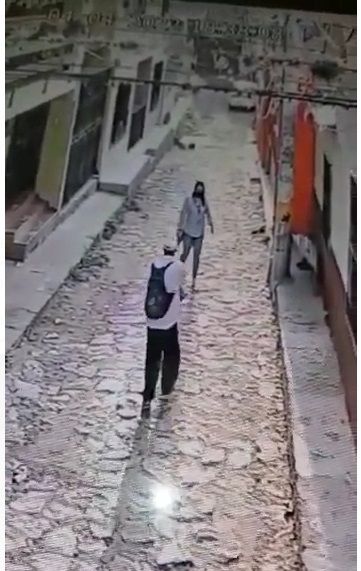 Cámaras captan momento en que asaltante dispara a mujer