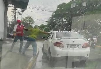 ¡TAXISTAS SE VAN A LOS GOLPES!