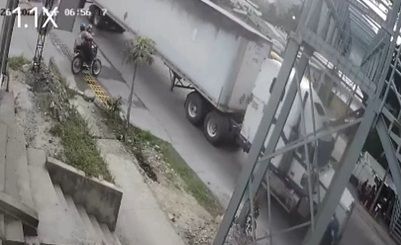 Familia muere al impactar con furgón en Santa Bárbara