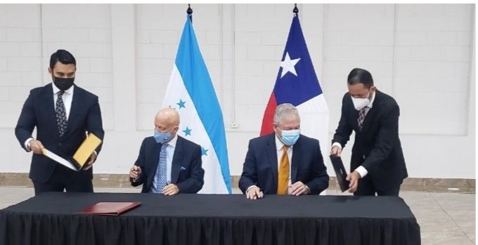 Chile entrega donativo para apoyar reconstrucción de Guanaja