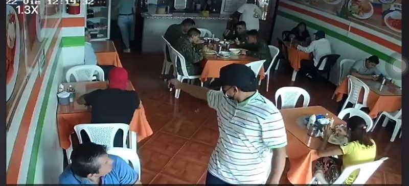 Sicario mata a un hombre frente a varios militares