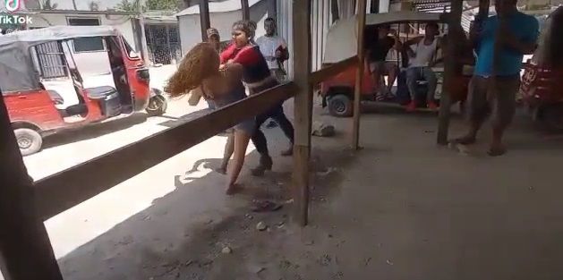 Mujeres se van a los golpes por el amor de "mototaxista"