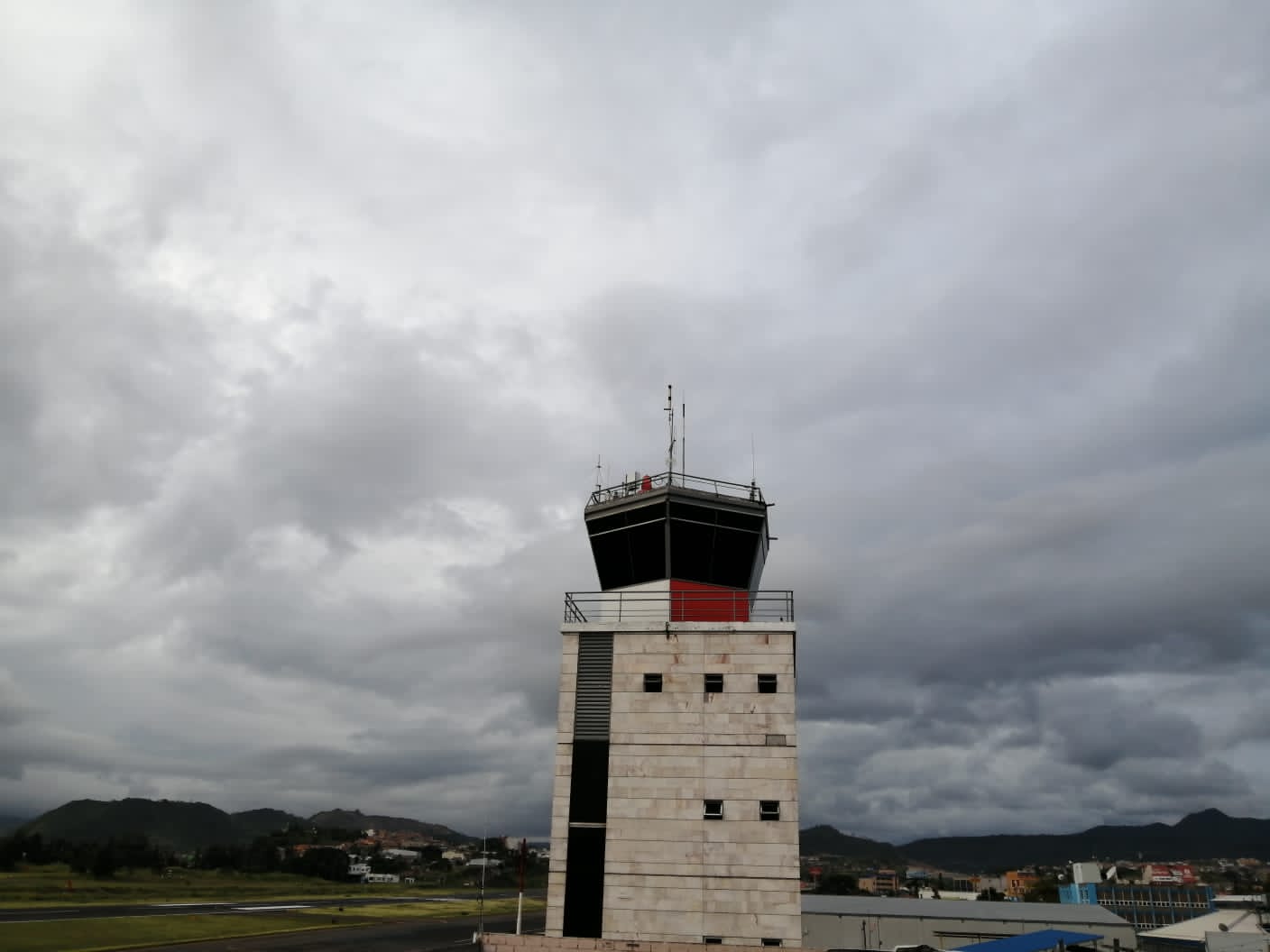 Aeropuerto Toncontín cerrado e inhabilitado para vuelos debido al clima