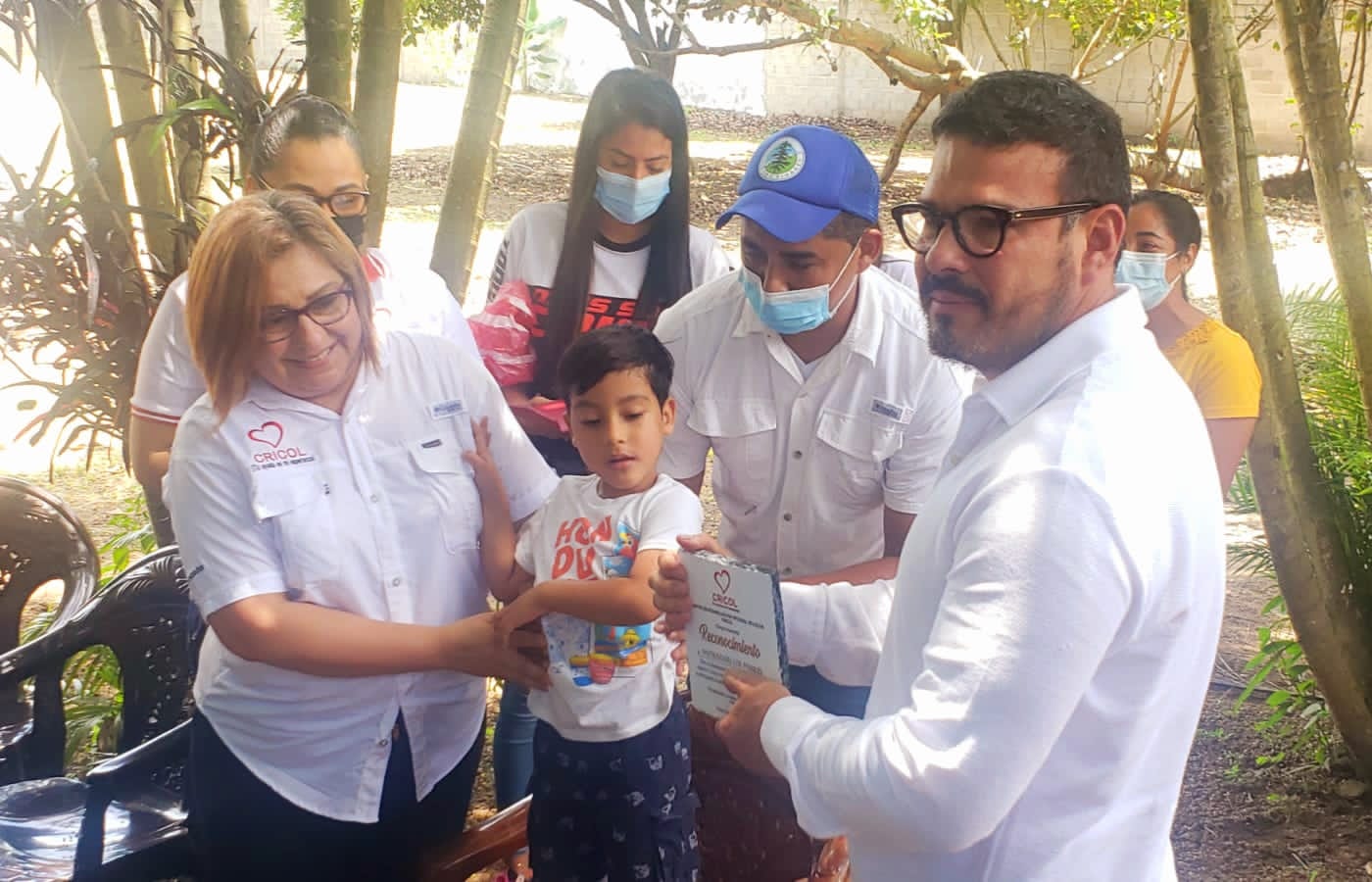 Cricol entrega reconocimiento a presidente de Grupo EMCO Holding, Lenir Pérez, por su labor filantrópica