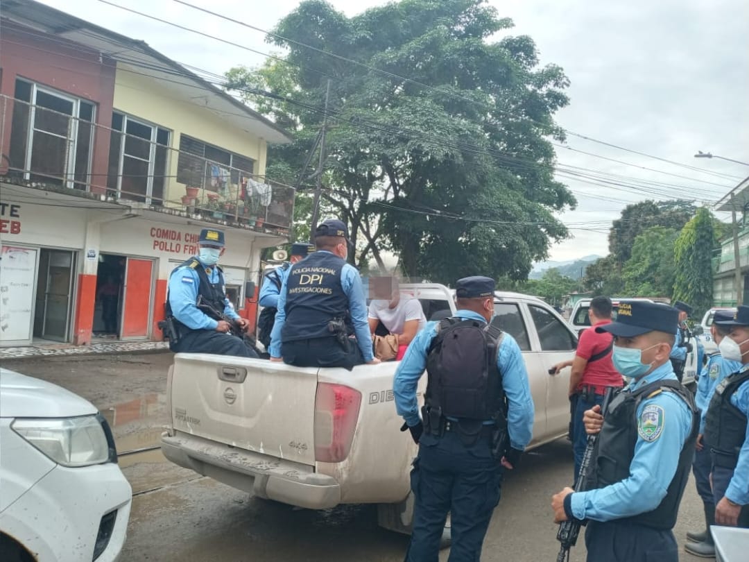 Capturan a policías involucrados en muerte de un hombre